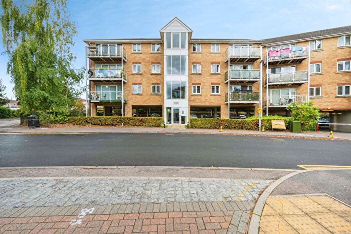 2 Bedroom Flat For Sale In Foxglove Way, Luton, LU3