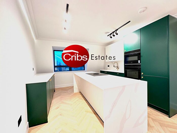 3 Bedroom Flat To Rent In London, SW20