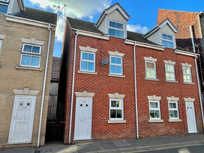 4 Bedroom Semi-Detached House To Rent In Nelson Road Central, Great Yarmouth, NR30