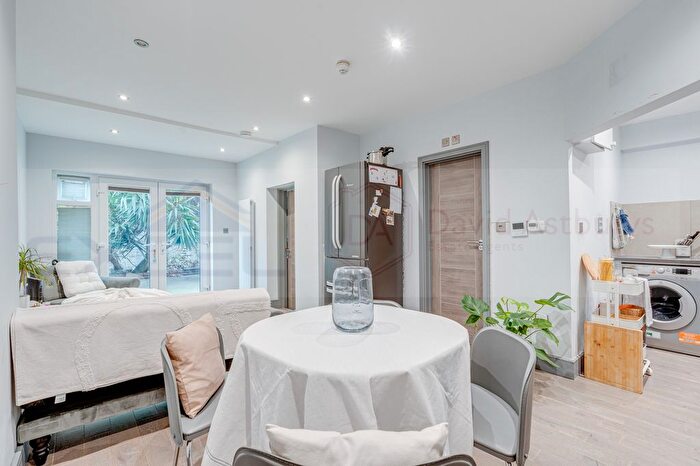 1 Bedroom Flat To Rent In Devonport Road, Shepherds Bush, London, W12