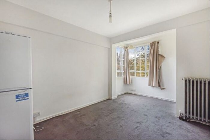 1 Bedroom Flat To Rent In Shepherds Bush Green, London, W12