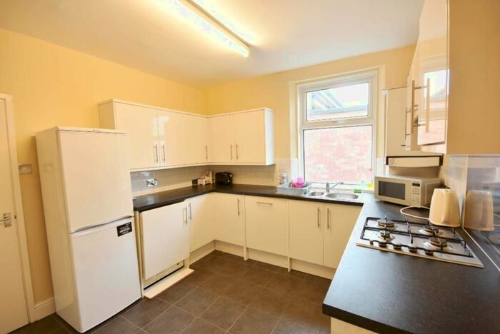 4 Bedroom Maisonette To Rent In High Street, Gosforth, Newcastle Upon Tyne NE3