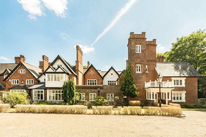 3 Bedroom Flat To Rent In Devey Close, Kingston Upon Thames, KT2