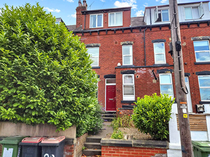 6 Bedroom Terraced House For Sale In Royal Park Grove, Leeds, LS6