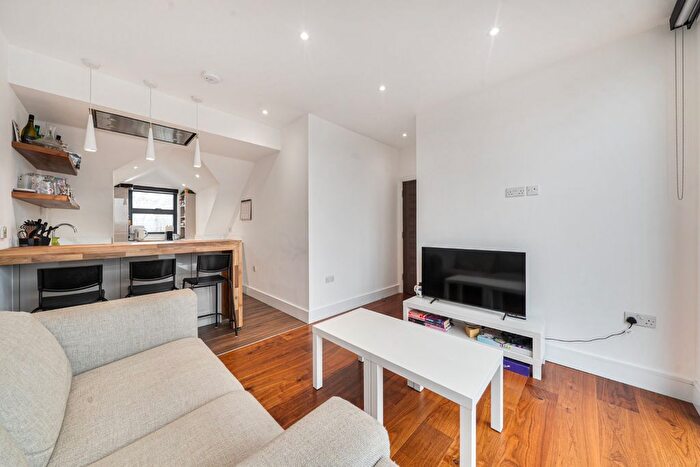 2 Bedroom Flat To Rent In Garratt Lane, Earlsfield, London, SW17