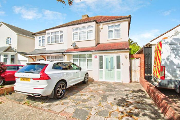3 Bedroom Semi Detached House For Sale In Hubert Road, Rainham, RM13