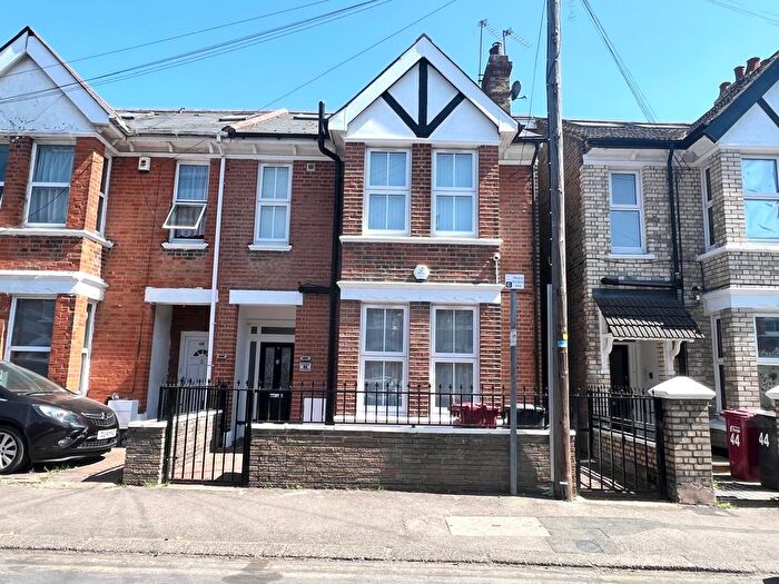 7 Bedroom Semi-Detached House To Rent In Dolphin Road, Slough, SL1
