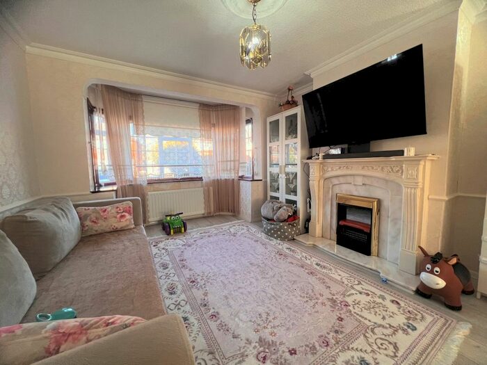 3 Bedroom Semi-Detached House To Rent In Warwick Drive, Cheshunt, Waltham Cross, EN8