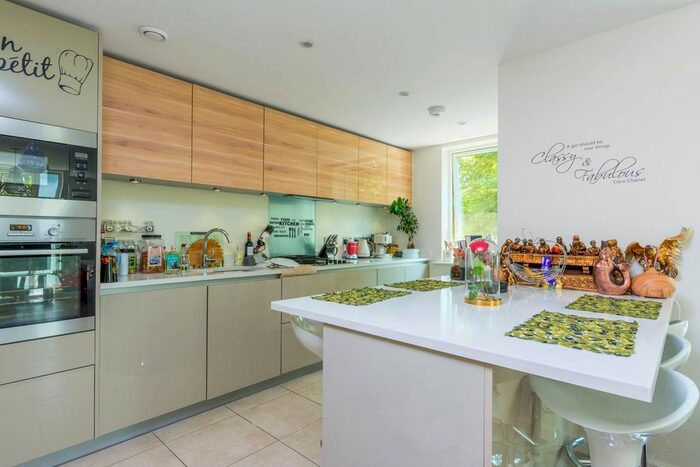 2 Bedroom Flat To Rent In Acton Gardens, South Acton, London, W3