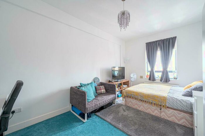 3 Bedroom Flat To Rent In Ballards Lane, North Finchley, London, N12