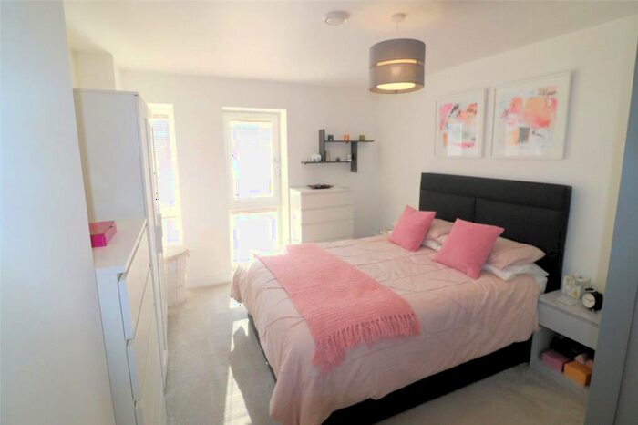 2 Bedroom Flat For Sale In Luna St. James, St. James Road, Brentwood, Essex, CM14
