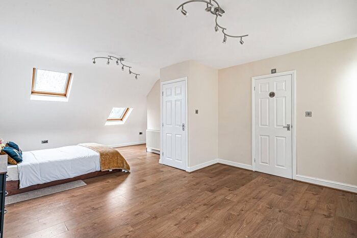 4 Bedroom Semi-Detached House For Sale In Greenford Avenue, Hanwell, W7 - Photo 12