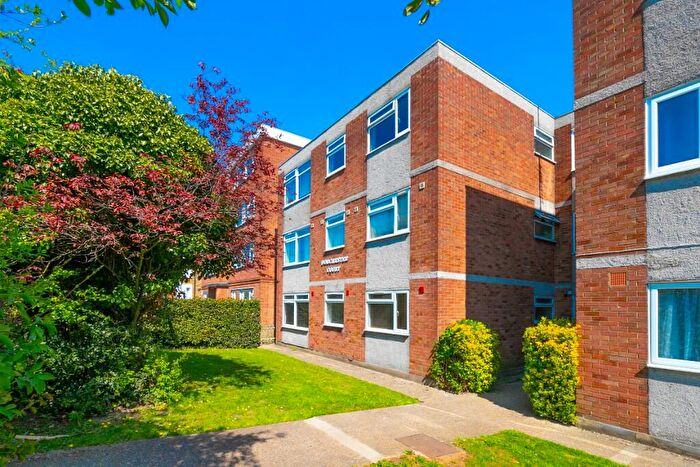 2 Bedroom Flat For Sale In Buckingham Road, London, E18