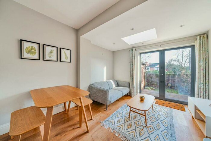 2 Bedroom Flat To Rent In Oakley Gardens, Crouch End, London, N8