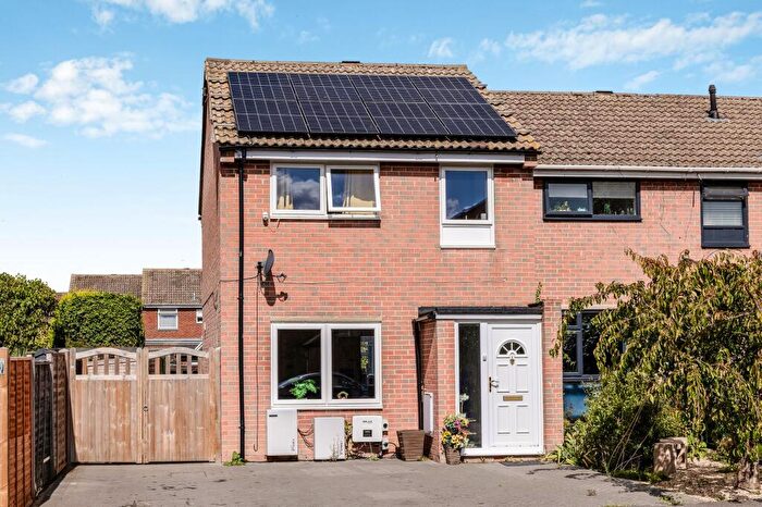 3 Bedroom End Of Terrace House For Sale In Maple Avenue, Kidlington, OX5