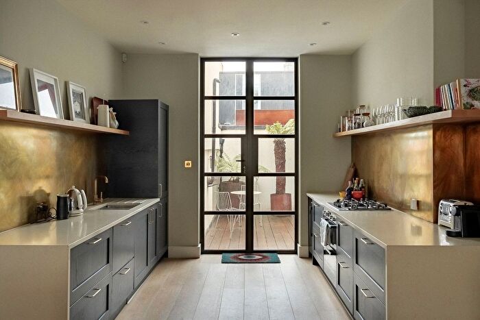 3 Bedroom Flat To Rent In Portobello Road, Notting Hill, W10