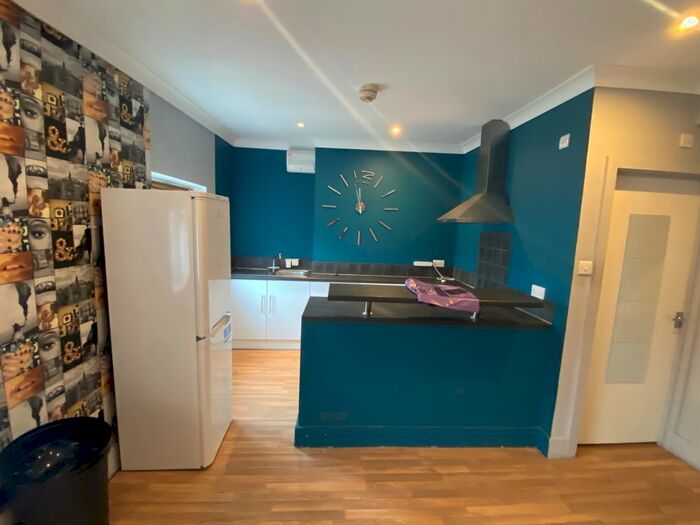 1 Bedroom Flat To Rent In High Street, Hounslow, TW3