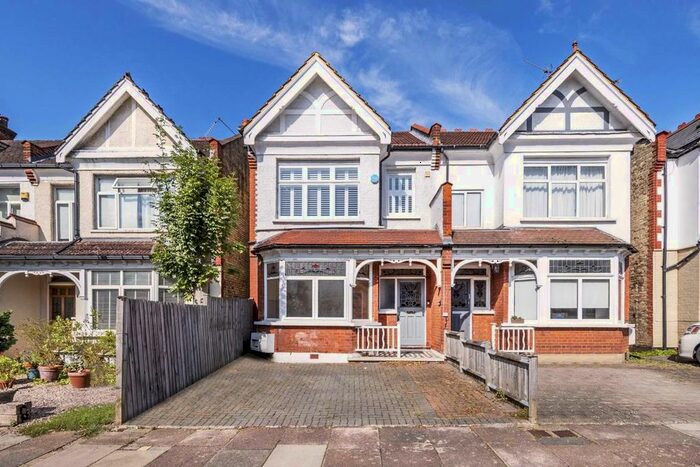 3 Bedroom Flat To Rent In Holdenhurst Avenue, London, N12
