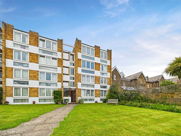 2 Bedroom Flat To Rent In Kent Road, Richmond, TW9