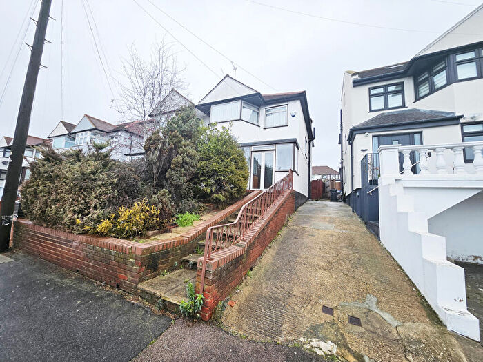 3 Bedroom Terraced House For Sale In Southend Road, Woodford Green, IG8