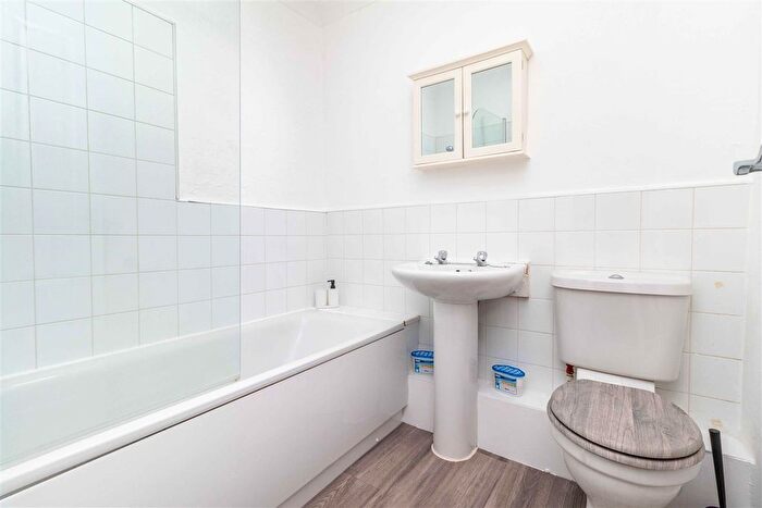 1 Bedroom Flat For Sale In Selden Lane, Worthing, BN11