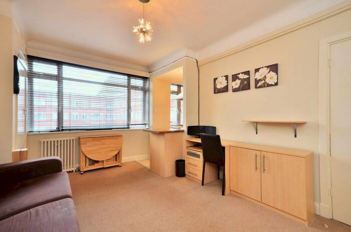 Studio To Rent In Du Cane Court, Balham High Road. Balham, SW17