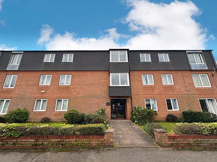 2 Bedroom Flat For Sale In The Courtneys, Selby, YO8