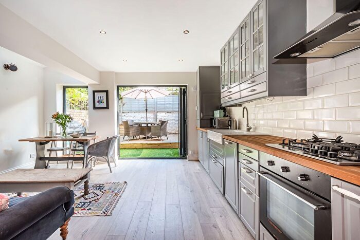 2 Bedroom Flat For Sale In Ashmere Grove, London, SW2