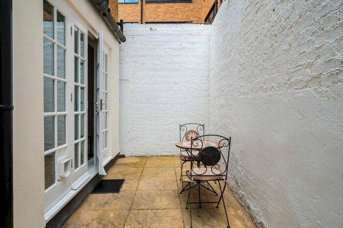 2 Bedroom Property To Rent In Sandland Street, Bloomsbury, London, WC1R