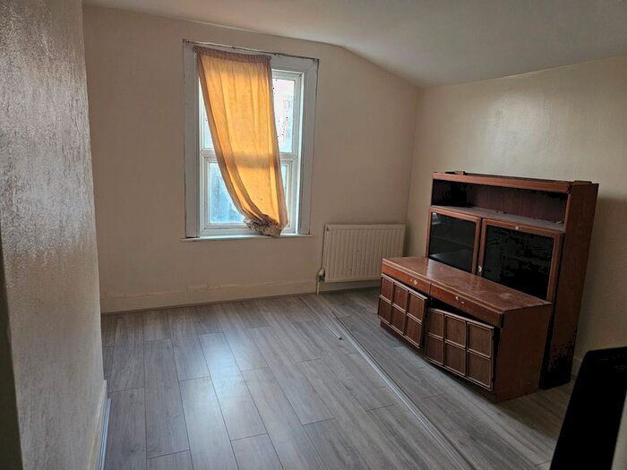 2 Bedroom Flat To Rent In Courtland Avenue, Ilford, IG1
