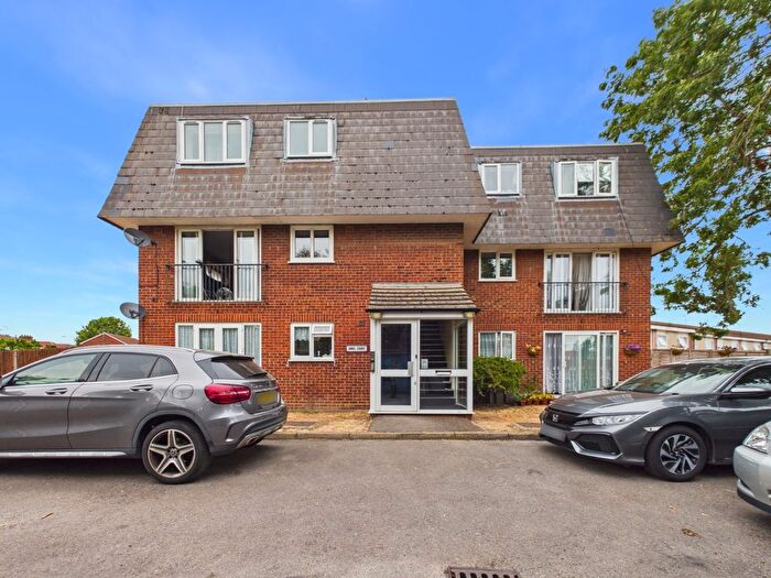 2 Bedroom Flat For Sale In Blacksmith Row, Langley, Berkshire, SL3