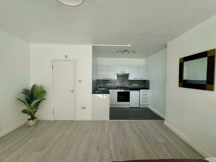 Apartment To Rent In Mount View Road, London, N4