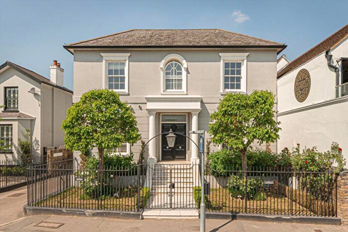 4 Bedroom Detached House For Sale In Creek Road, East Molesey, KT8