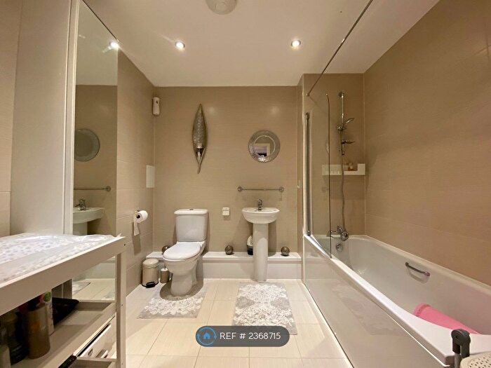 2 Bedroom Flat To Rent In Bole Court, Enfield, EN2