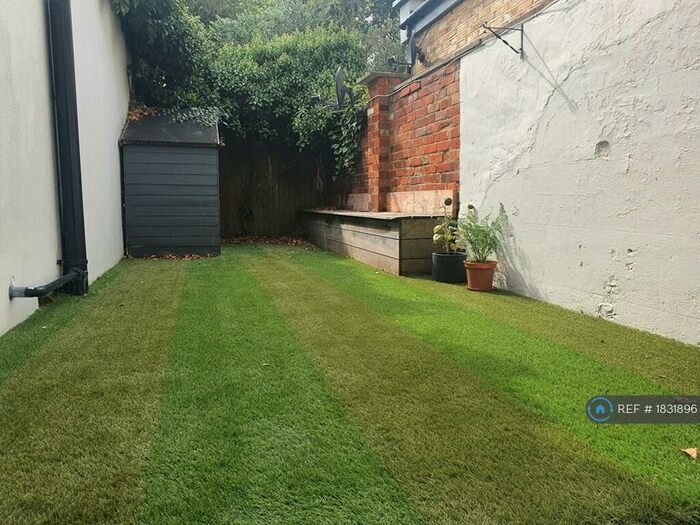 1 Bedroom Flat To Rent In Suffolk House, Weybridge, KT13