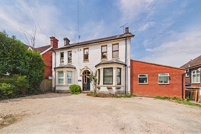 2 Bedroom Flat For Sale In Connaught Road, Reading, Berkshire, RG30