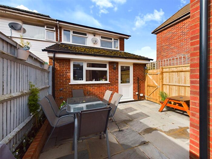 4 Bedroom End Of Terrace House For Sale In Ravensmead, Chinnor, OX39