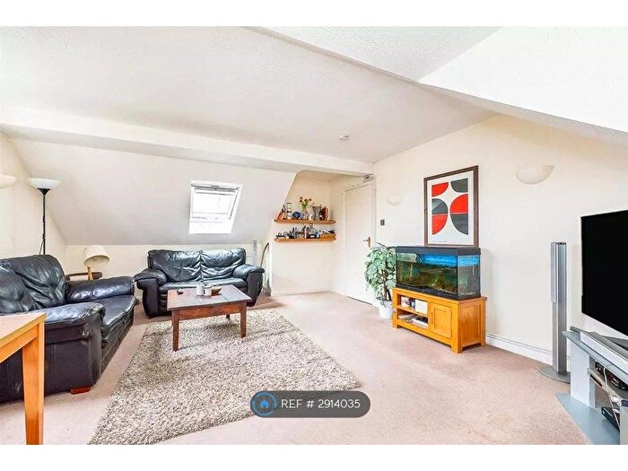 2 Bedroom Flat To Rent In Christopher Court, Sutton, SM1