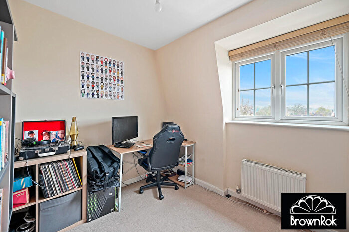2 Bedroom Apartment To Rent In Great North Road, Hatfield, AL9