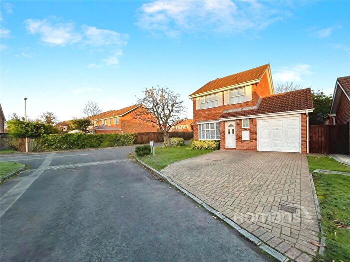 3 Bedroom Detached House To Rent In Coniston Close, Farnborough, GU14