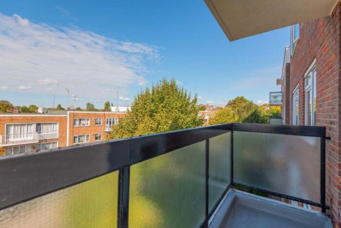 2 Bedroom Flat To Rent In Byron Court, South Hampstead, London, NW6