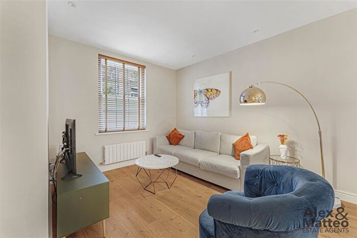 2 Bedroom Flat For Sale In Rotherhithe Street, Rotherhithe, SE16