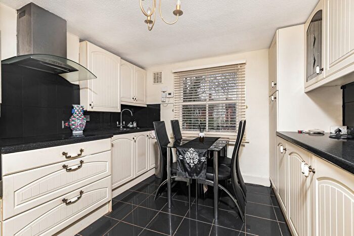 2 Bedroom Maisonette For Sale In Ash Grove, London, SE20