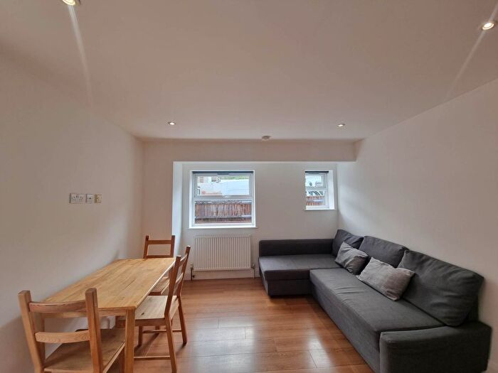 1 Bedroom Detached Bungalow To Rent In Burghley Road, Turnpike Lane, N8