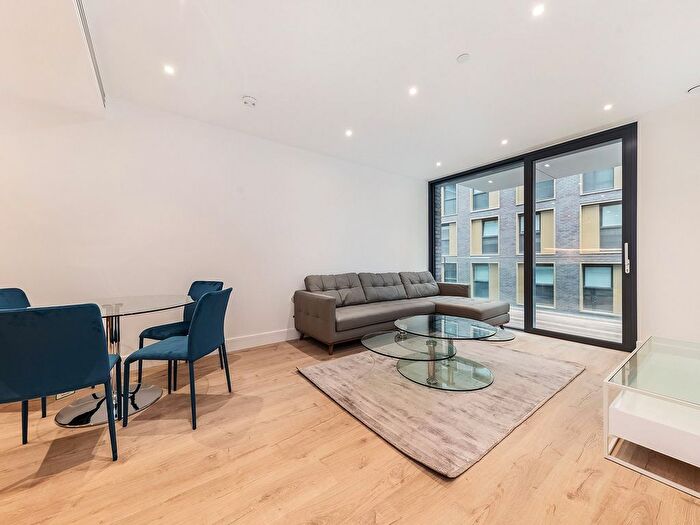 2 Bedroom Flat To Rent In Neroli House, Piazza Walk, E1