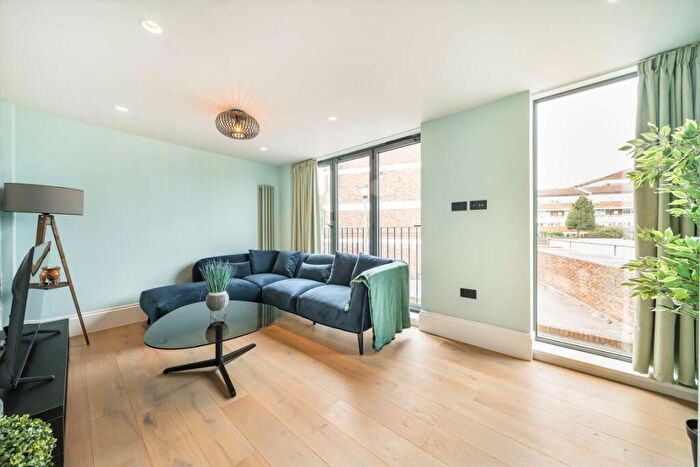 2 Bedroom House To Rent In Broadway Market Mews, Broadway Market, E8