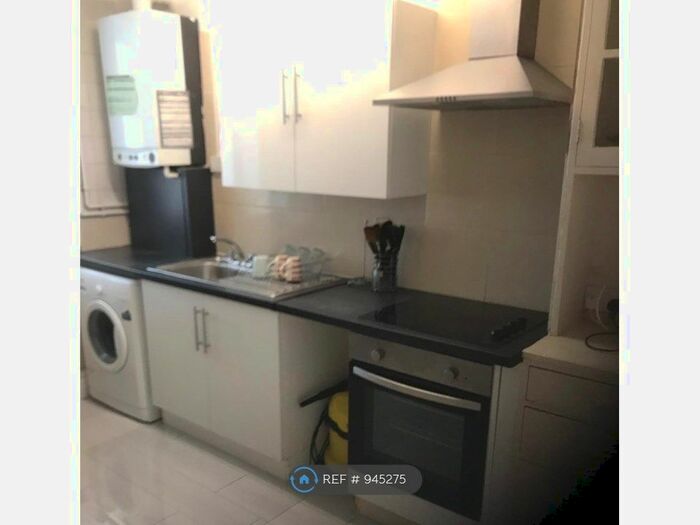 3 Bedroom Flat To Rent In Hills Road, Cambridge, CB2