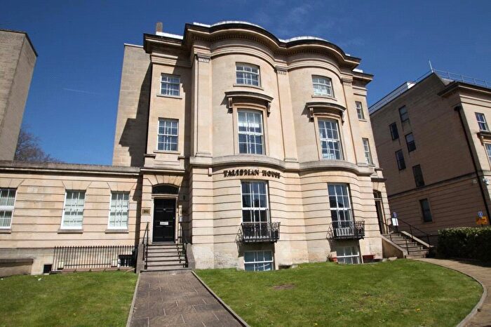 2 Bedroom Apartment For Sale In Kings Road, Reading, Berkshire, RG1