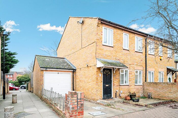 3 Bedroom Property To Rent In Camelot Close, London, SE28