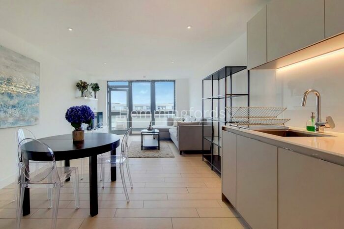 2 Bedroom Apartment To Rent In Canalside Square, London, N1